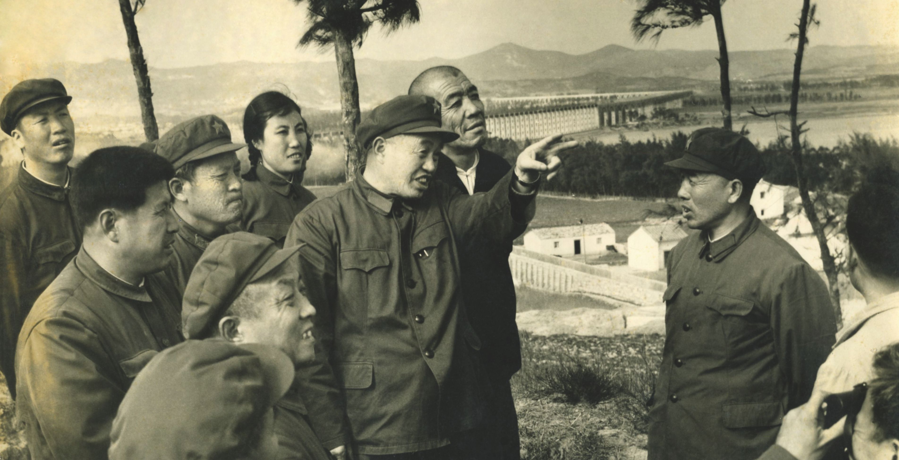 1975年3月3日，国务院副总理陈永贵等5位领导视察向东渠