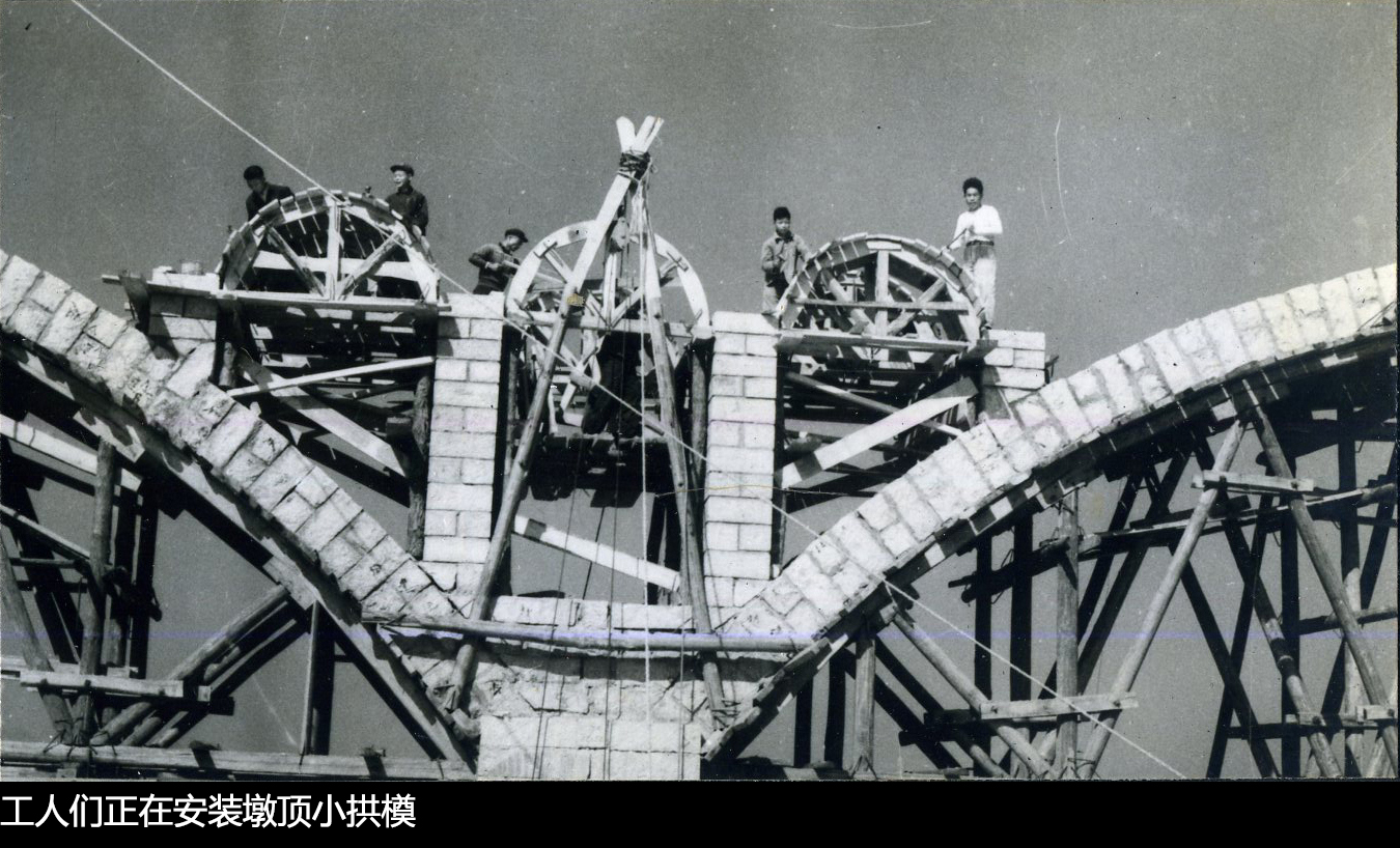 工人们正在安装墩顶小拱模